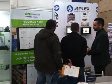 Nuestro objetivo era que nuestro stand fuera lo más interactivo posible, con monitores de pantalla táctil exhibidos junto aAplex.